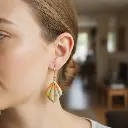 AI Generated Mise en situation des boucles d'oreilles Feuilles Multicolores