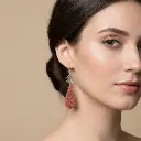 AI Generated Mise en situation des boucles d'oreilles gouttes texturées et rose argentée