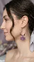AI Generated Boucles d'oreilles lotus portées par un mannequin