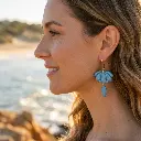 AI Generated Boucles d'oreilles Azuria sur mannequin