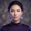 AI Generated Boucles d'oreilles Violetta portées par un mannequin