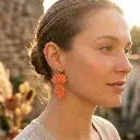 AI Generated Boucles d'oreilles Aurore portées sur mannequin