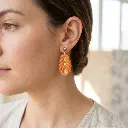 AI Generated Mise en situation réelle boucles d'oreilles Aurore sur mannequin