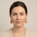 AI Generated Portrait de face boucles d'oreilles Aurore sur mannequin