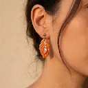 AI Generated Boucles d'oreilles Aurore portées par un mannequin