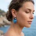 AI Generated Boucles d'oreilles Azuria portées par un mannequin