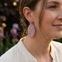 AI Generated Boucles d'oreilles Violetta portées par un mannequin