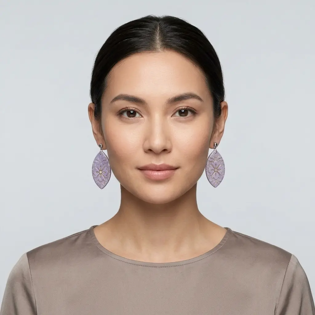 AI Generated Boucles d'oreilles Violetta - Vue de face sur mannequin