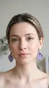 AI Generated Boucles d'oreilles Violetta vue de face sur mannequin