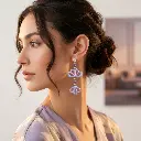 AI Generated Mise en situation boucles d'oreilles Violetta - Portées par un mannequin
