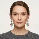 AI Generated Vue de face des boucles d'oreilles Nébuleuse portées par un mannequin