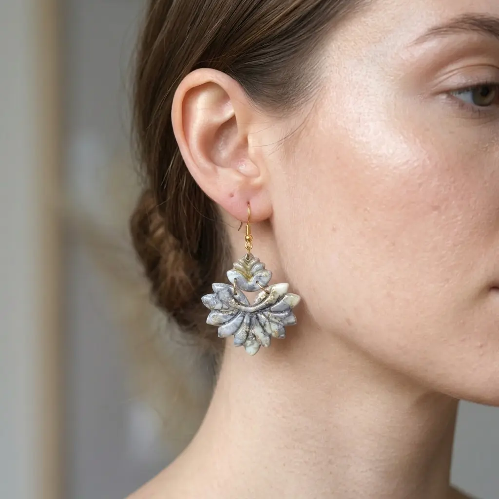 AI Generated Boucles d'oreilles Nébuleuse portées par un mannequin