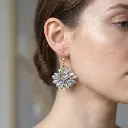 AI Generated Boucles d'oreilles Nébuleuse portées par un mannequin