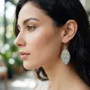 AI Generated Boucles d'oreilles Nébuleuse portées par un mannequin