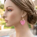 AI Generated Boucles d'oreilles Rosaline portées par un mannequin humain