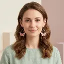 AI Generated Vue de face - Boucles d'oreilles Rosaline sur mannequin