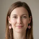 AI Generated Boucles d'oreilles Rosaline vue de face sur mannequin