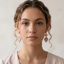 AI Generated Vue de face boucles d'oreilles Rosaline sur mannequin