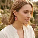 AI Generated Boucles d'oreilles Rubis portées sur mannequin