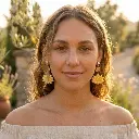 AI Generated Boucles d'oreilles Soléia vue de face sur mannequin