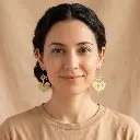 AI Generated Vue de face des boucles d'oreilles Soléia portées