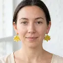 AI Generated Boucles d'oreilles Soléia - Vue de face sur mannequin