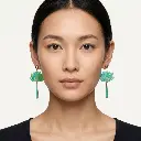AI Generated Gros plan de face des boucles d'oreilles Verdoyantes sur mannequin