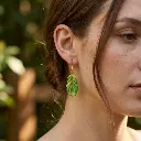 AI Generated Boucles d'oreilles Verdoyantes portées sur mannequin