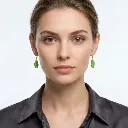 AI Generated Boucles d'oreilles Verdoyantes de petite taille portées de face