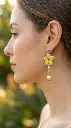 AI Generated Boucles d'oreilles fleur jaune portées par un mannequin