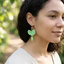 AI Generated Boucles d'oreilles Verdoyantes portées par un mannequin