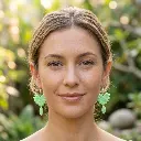 AI Generated Vue de face des boucles d'oreilles Verdoyantes portées