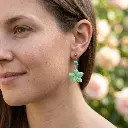 AI Generated Boucles d'oreilles Verdoyantes portées par un mannequin