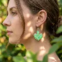 AI Generated Mise en situation des boucles d'oreilles Verdoyantes