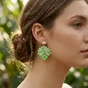 AI Generated Boucles d'oreilles Verdoyantes portées par un mannequin
