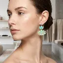 AI Generated Mise en situation sur mannequin des boucles d'oreilles Verdoyantes