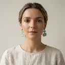 AI Generated Vue de face des boucles d'oreilles Verdoyantes sur mannequin