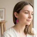 AI Generated Boucles d'oreilles Eclat d'Aube portées par un mannequin