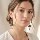 AI Generated Vue de face - Boucles d'oreilles Lotus d'Obsidienne sur mannequin