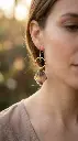 AI Generated Boucles d'oreilles Feuille d'Ambre sur mannequin