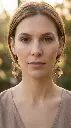 AI Generated Boucles d'oreilles Feuille d'Ambre - Vue de face sur mannequin