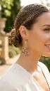 AI Generated Boucles d'oreilles Lotus Sépia portées par un mannequin