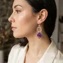 AI Generated Boucles d'oreilles Éclat d'Améthyste - Portées sur mannequin
