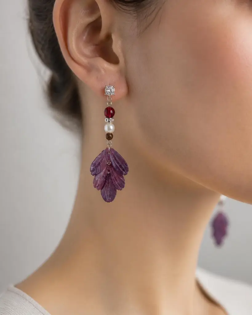 AI Generated Boucles d’oreilles Feuilles de Prune – portées par un mannequin humain (modèle réel anonyme)
