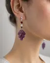 AI Generated Boucles d’oreilles Feuilles de Prune – portées par un mannequin humain (modèle réel anonyme)