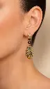 AI Generated Feuille d’Ombre – boucles d’oreilles sur mannequin humain