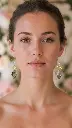 AI Generated Éventail des Brumes – porté de face, fond floral