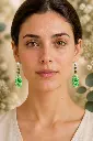AI Generated Feuille d’Émeraude – vue de face sur modèle, fond floral