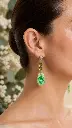 AI Generated Feuille d’Émeraude – vue de profil sur modèle, fond floral