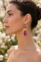 AI Generated Raisin d’Améthyste – vue de profil sur mannequin, fond floral